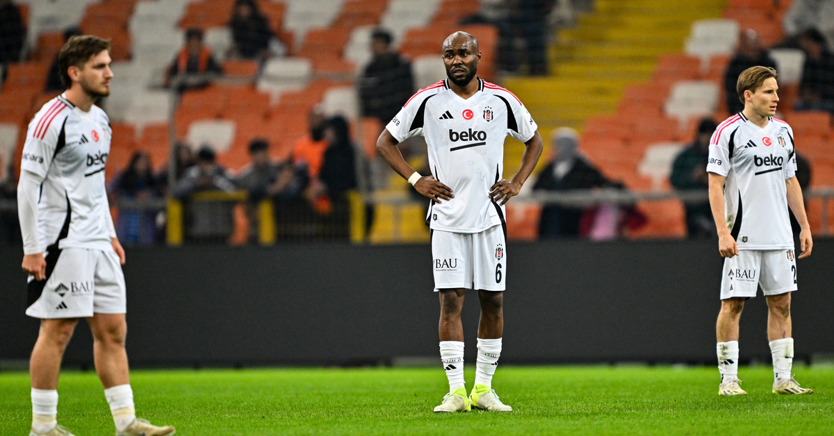 Beşiktaşlı futbolcular devre arasında taraftardan özür dilediler!