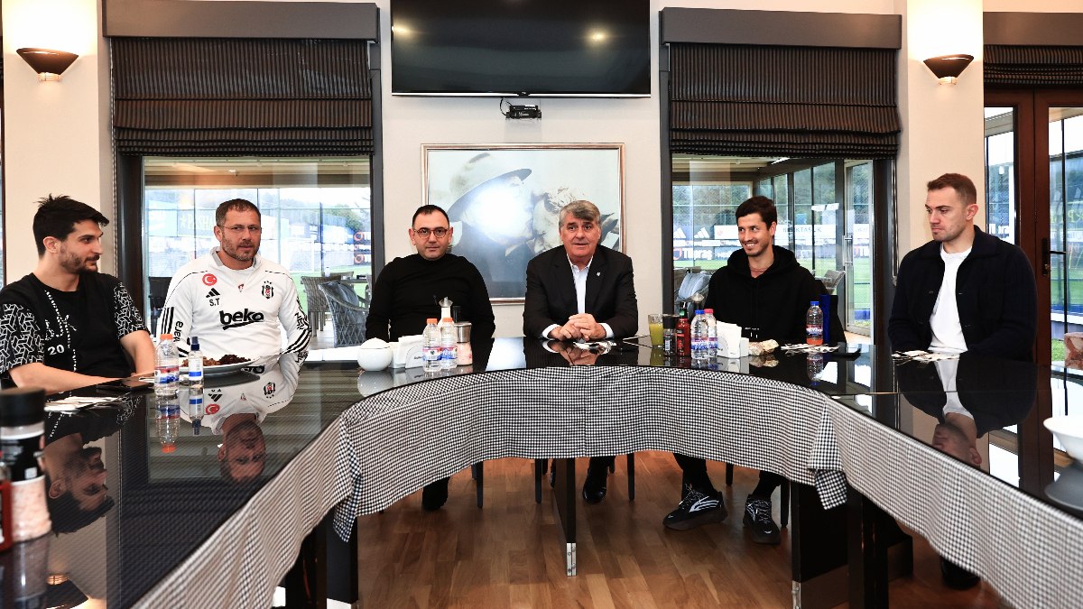 Beşiktaş’ta Başkan Serdal Adalı, takımla görüştü