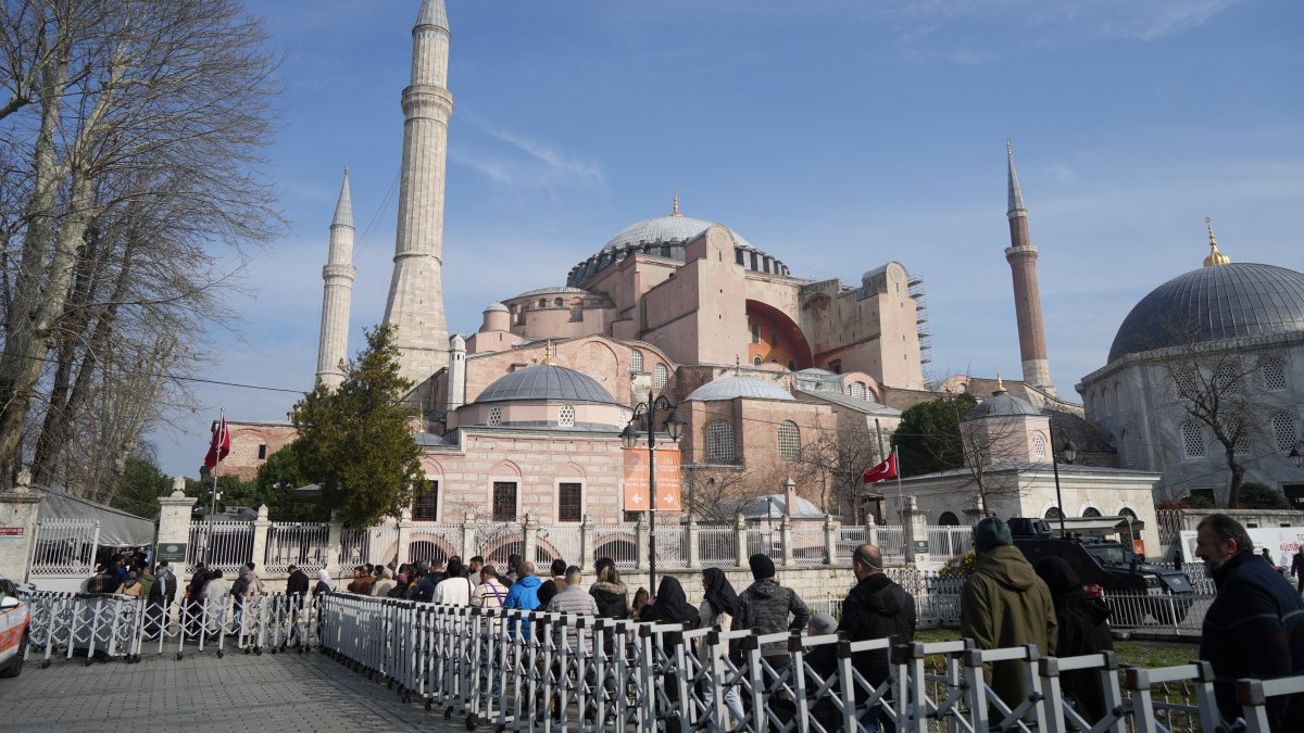 Güzel havayı fırsat bilenler Ayasofya Camii’ne akın etti