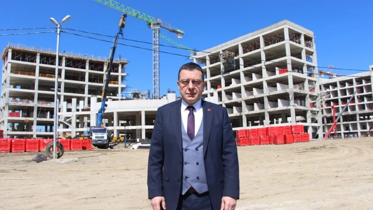 TrabzonŞehir hastanesi inşaatı yükseliyor! Bu yıl sonunda açılacak: “Depreme karşı 762 sismik izolatörle korunacak”