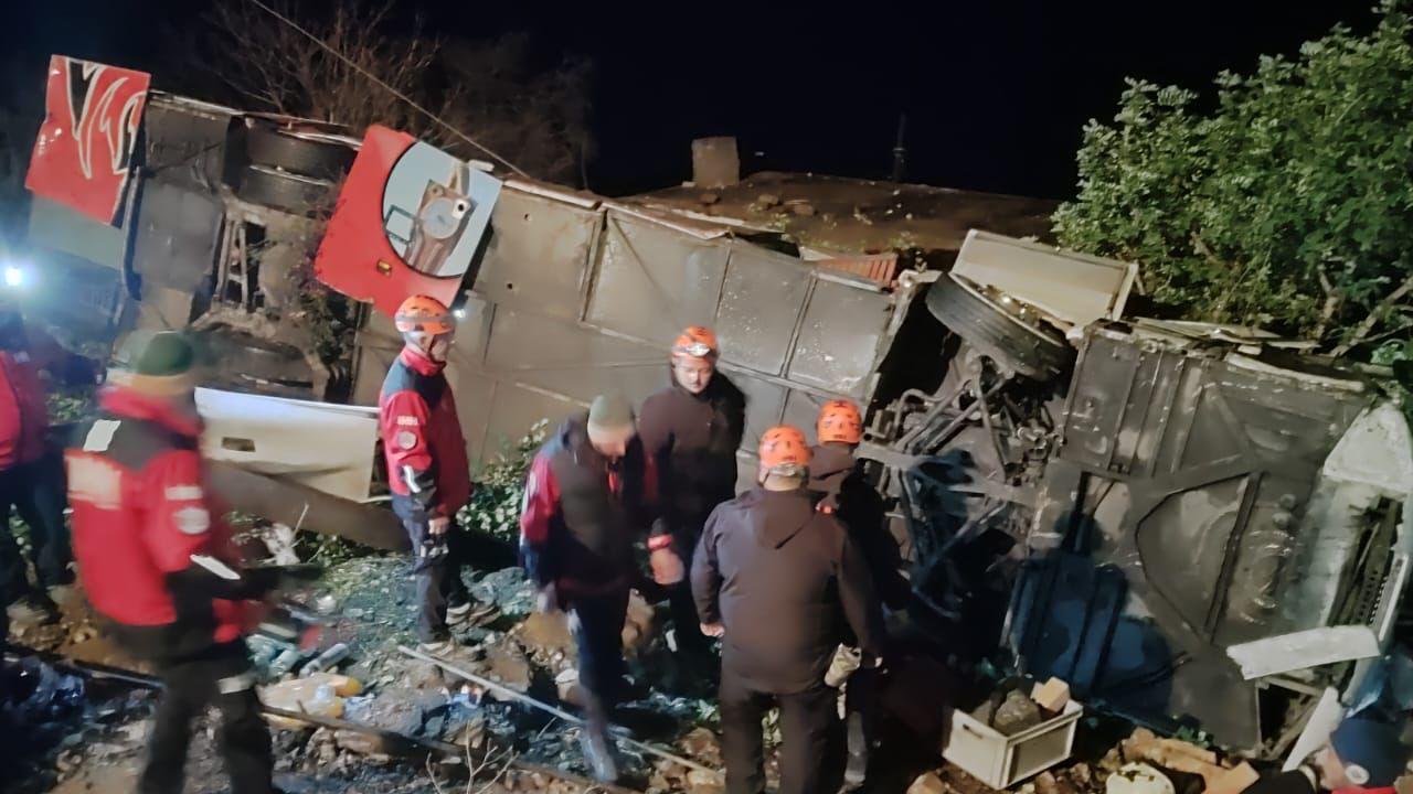 Antalya’da yolcu otobüsü devrildi: 33 yaralı